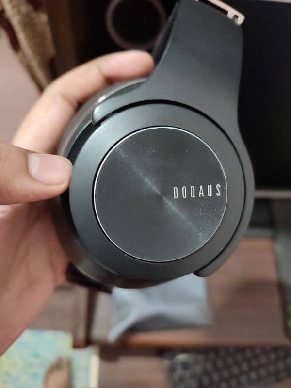 Wireless headphones by Doqaus 5