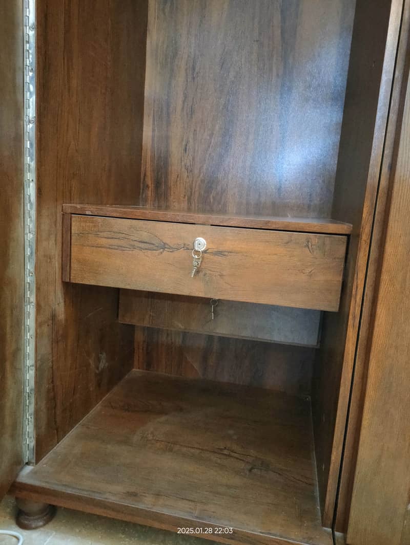 3 Door Wordrobe/Cupboard 7