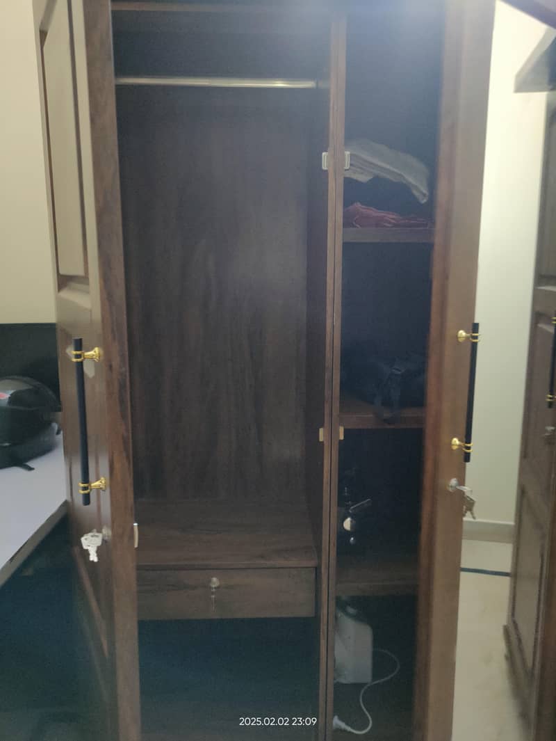 3 Door Wordrobe/Cupboard 13