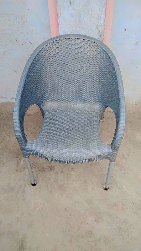 plastic chair 0