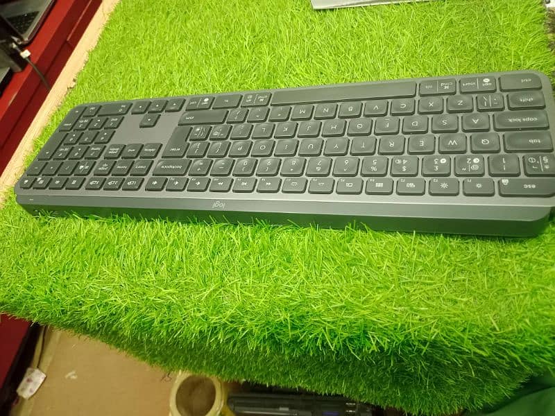 logitech mx keys full keyboard wireless Bluetooth rechargable multi 2