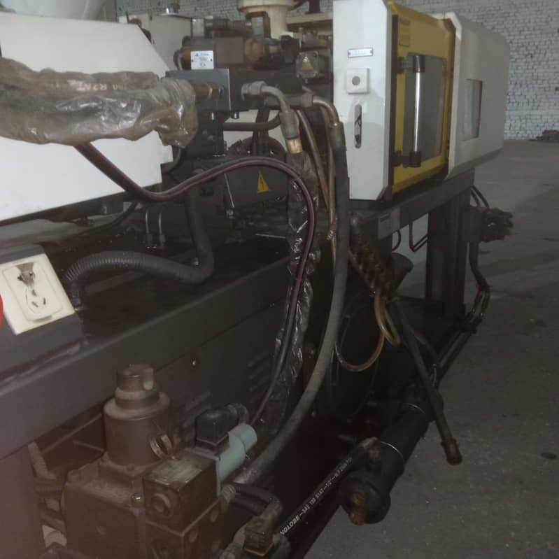 Used Injection Molding Machine with Robot – 38 Ton 3