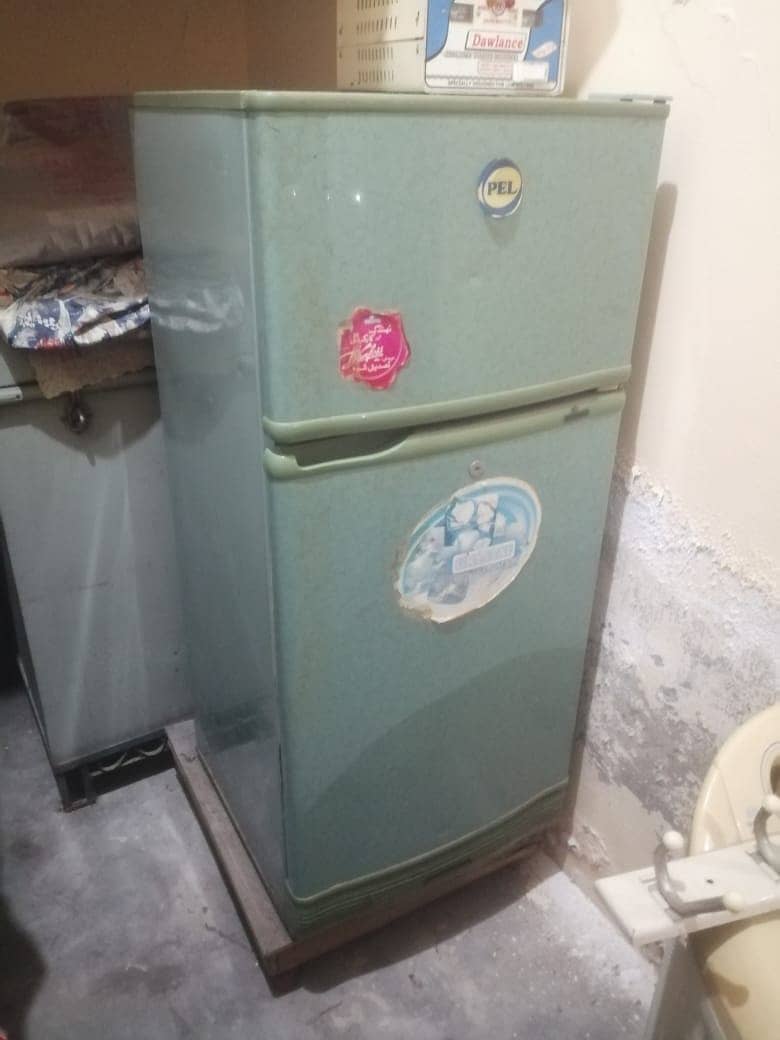 Fridge is used but it's in a good condition 1