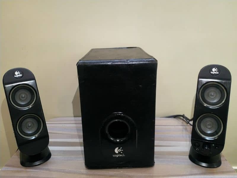 Logitech 2.1 Woofer Speakers 1