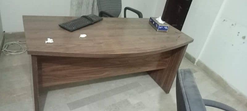 1 week used table available for urgent sale 0