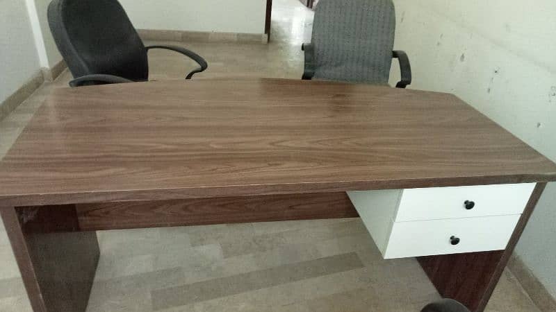 1 week used table available for urgent sale 2