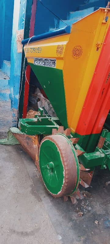 potatoes planter machine 0