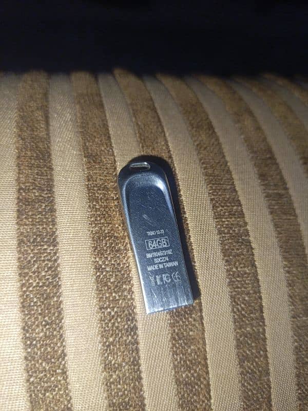 Urgent sale: SanDisk ultra luxe USB 3.1 flash drive 1