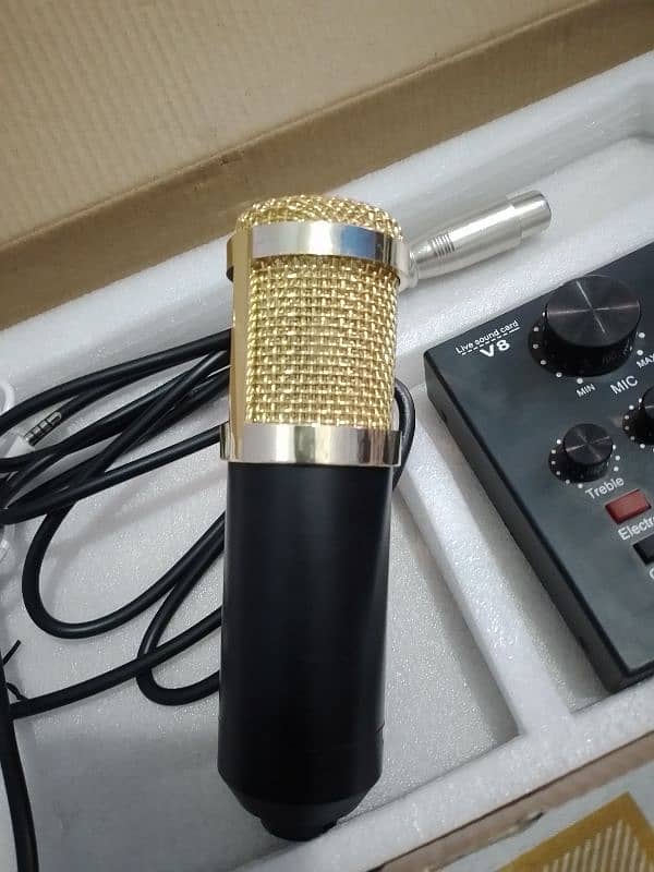 v8 sound card with mic and stand 3