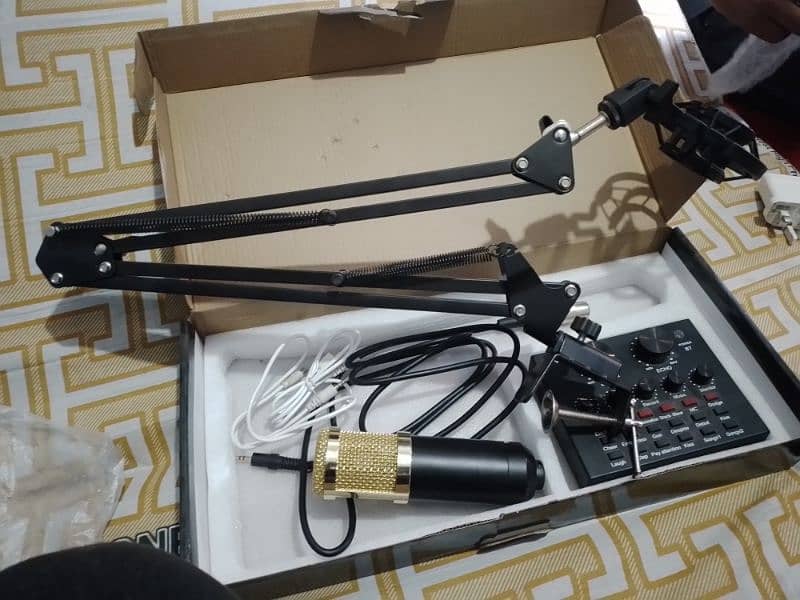 v8 sound card with mic and stand 4