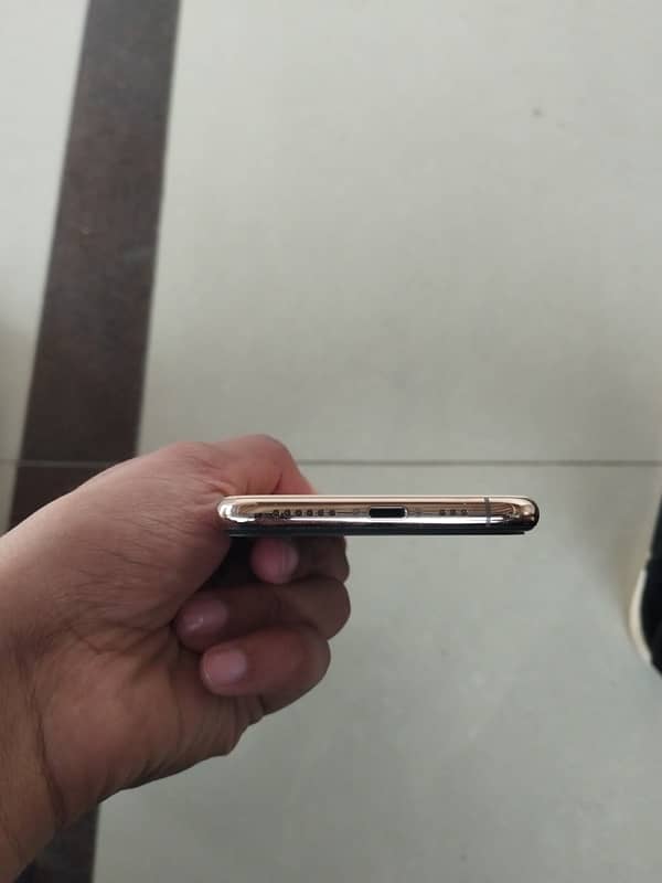 IPhone Xs 64GB PTA Approved 5