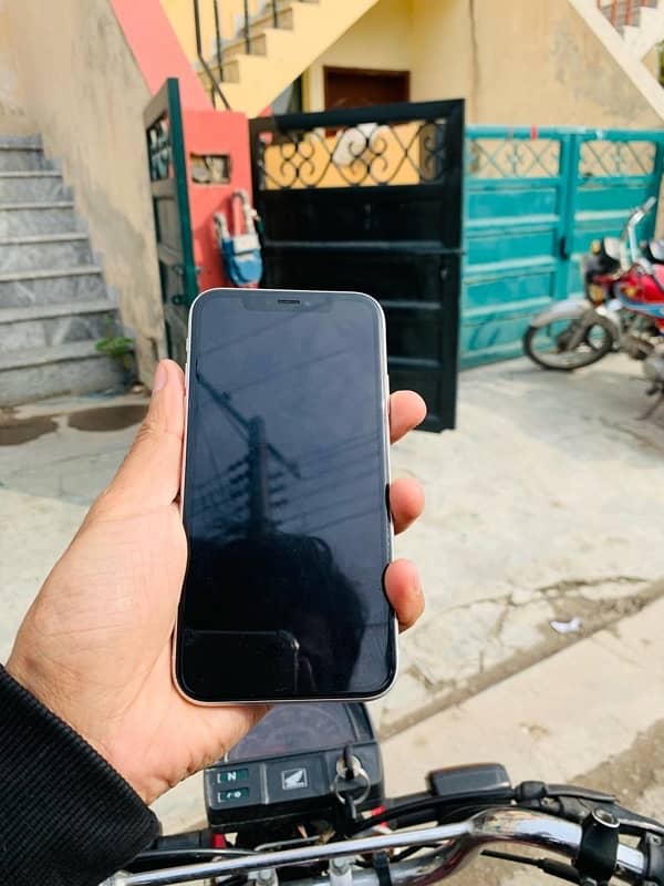 iphone XR 10 by 10 condition 81 bettery health 2