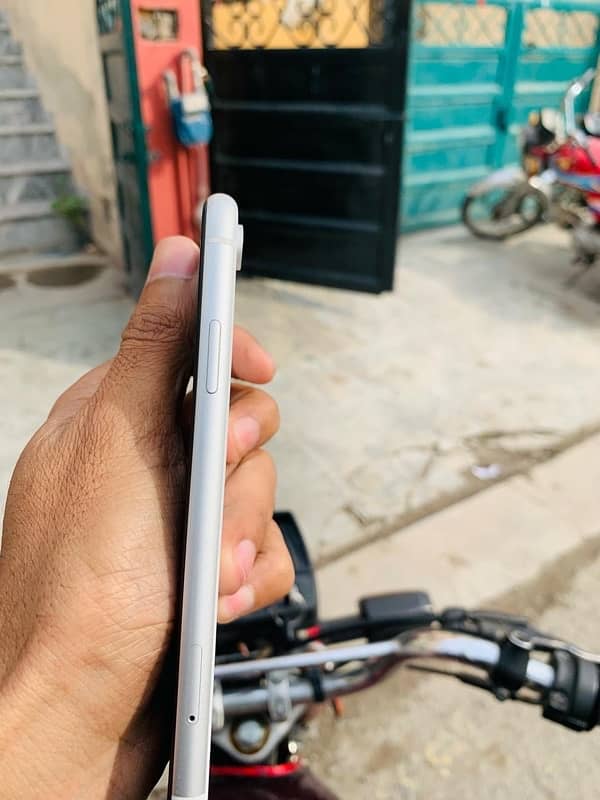 iphone XR 10 by 10 condition 81 bettery health 3