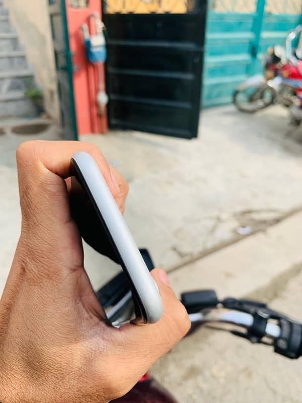 iphone XR 10 by 10 condition 81 bettery health 4