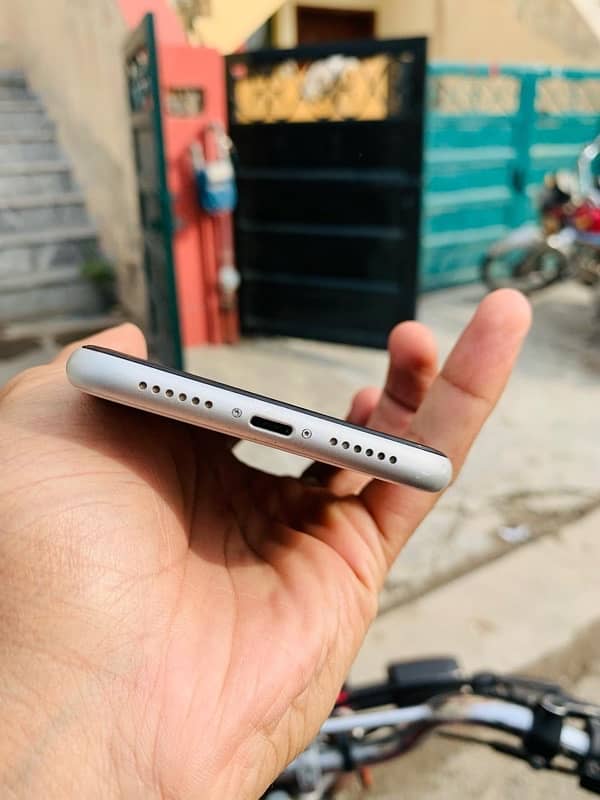 iphone XR 10 by 10 condition 81 bettery health 5