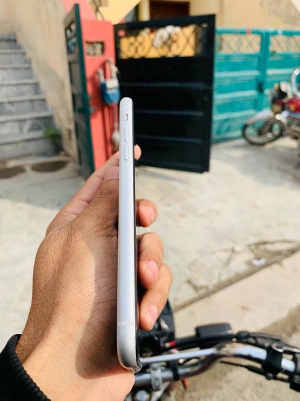 iphone XR 10 by 10 condition 81 bettery health 7