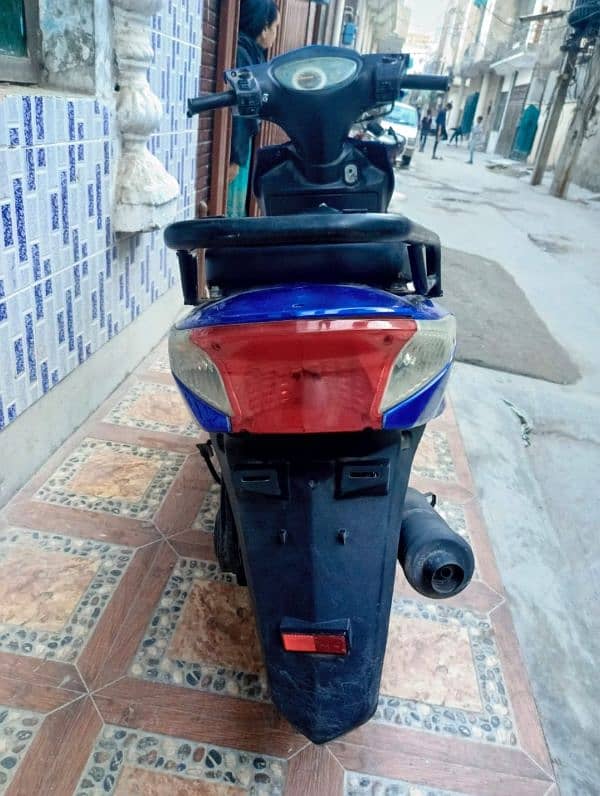 beautiful and jumbo Scooty for sale 2