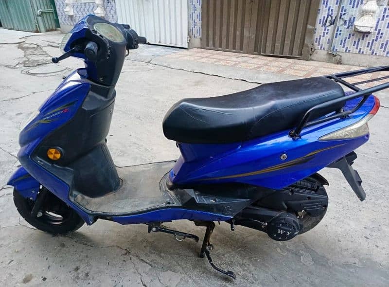 beautiful and jumbo Scooty for sale 3