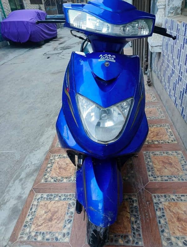 beautiful and jumbo Scooty for sale 4