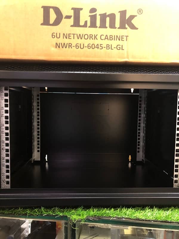 DLINK 6u network cabinet 4