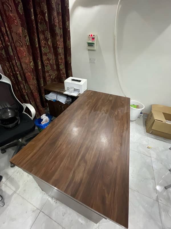 Office Table with Side Table in New Condition 3