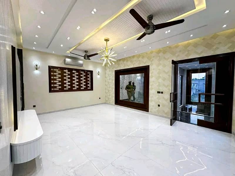 10 Marla Luxury House Available For Rent 13