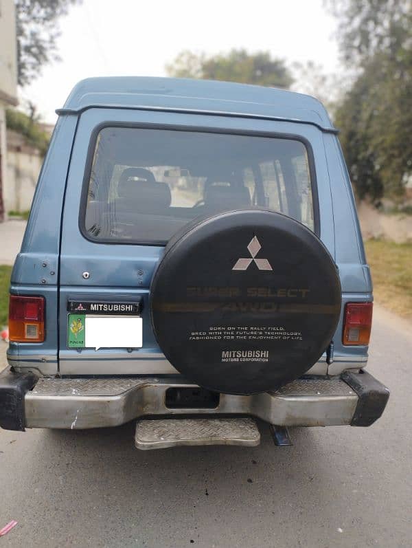 Mitsubishi Pajero 1989 8