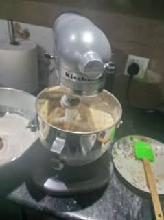 Dough mixer, flour mixer