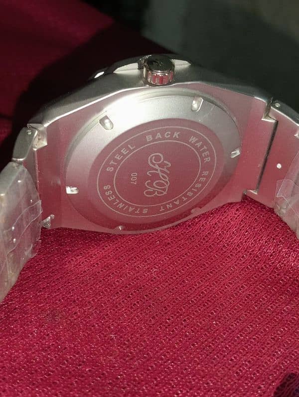 hoblot ki watch hai bohat achi hai new hai 3