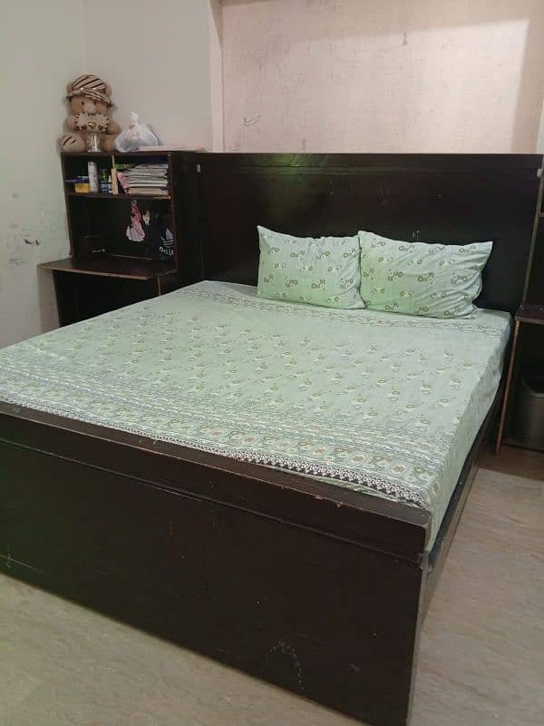 Bed set with dressing and side study tables 1