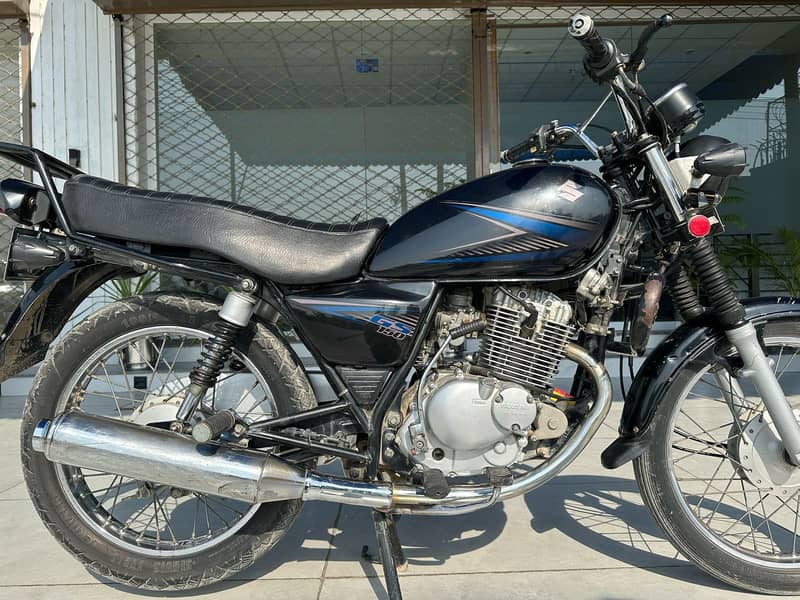 Motor bike Suzuki 150 GS 3