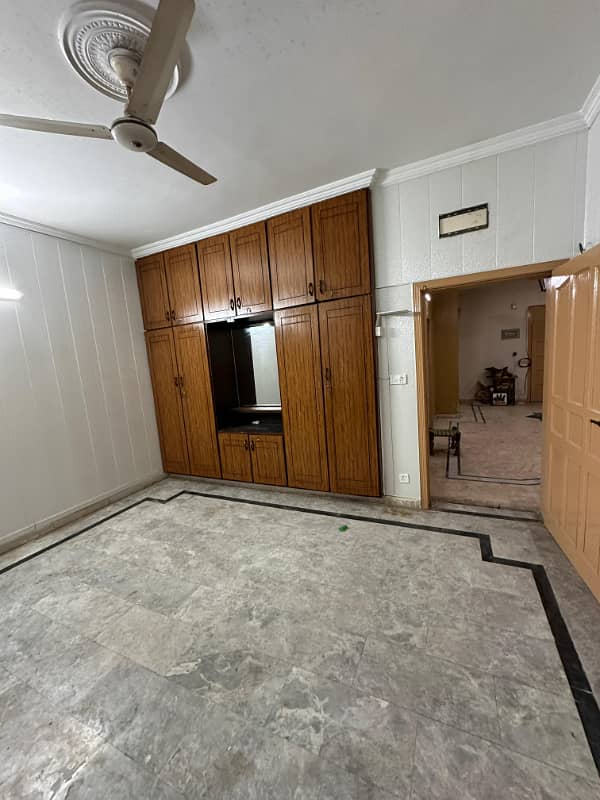 Portion for rent location ayub colony 2bed tv lounge drawing room 3bath kichan car parking space available bijli gas available 5