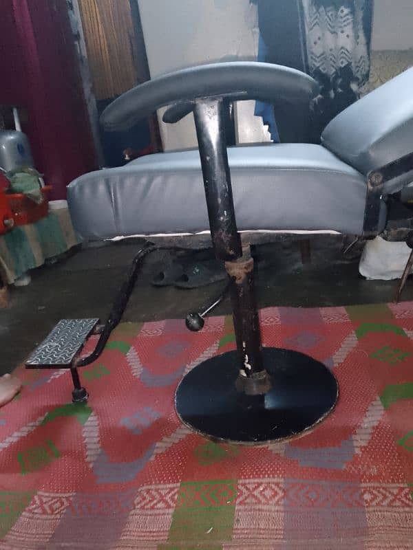 urgent sale for salon chair 1