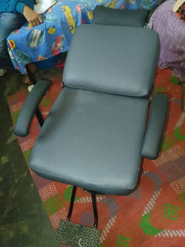 urgent sale for salon chair 2