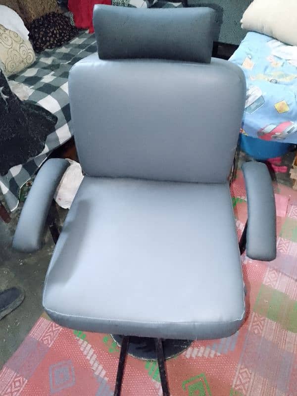 urgent sale for salon chair 3