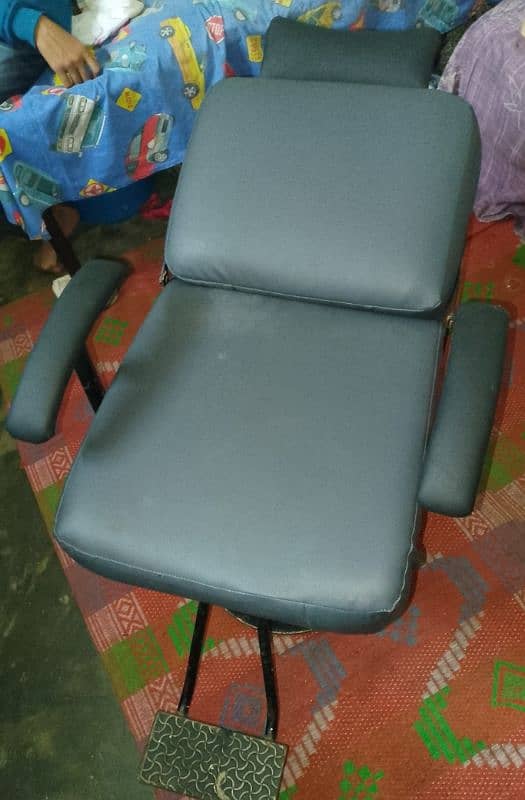 urgent sale for salon chair 4