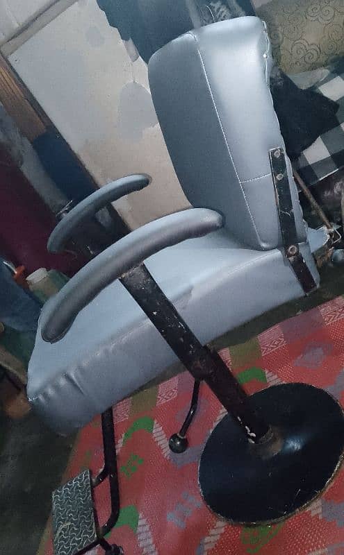 urgent sale for salon chair 5