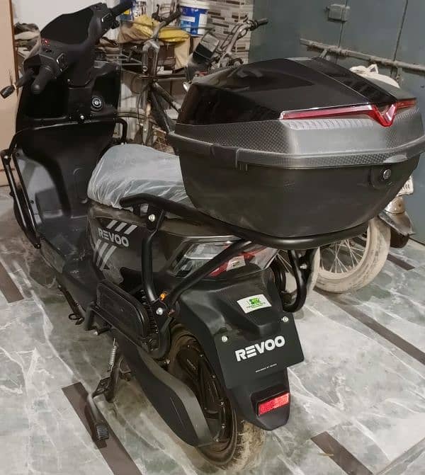 Revoo Scooty Motor 1800 72w36Ah 2