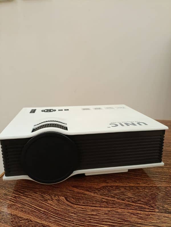 UC40 Projector – Perfect Condition! 1