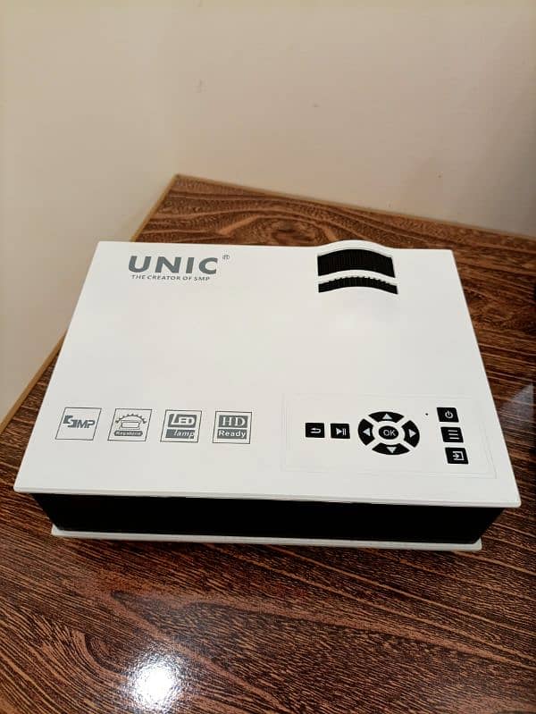 UC40 Projector – Perfect Condition! 2