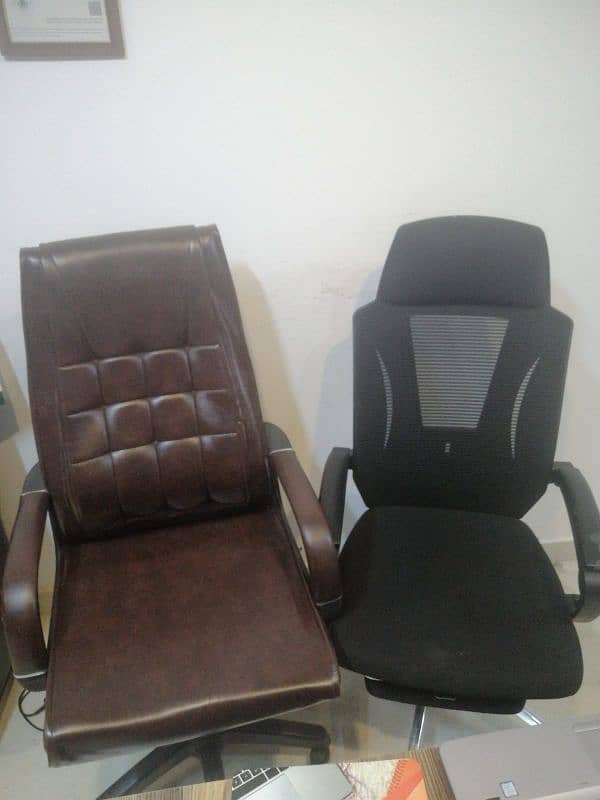 2 boss chairs and Executive table for Sale 0