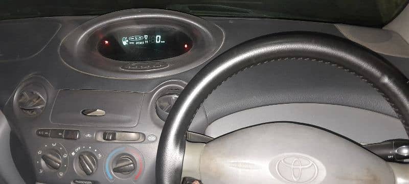 Toyota Vitz 2000 Reg 2014 7