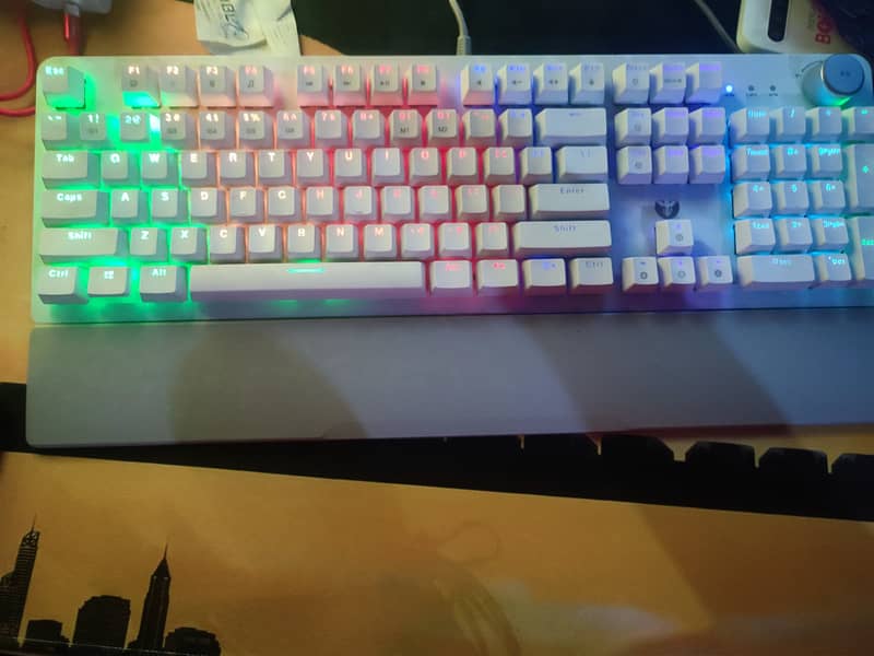 White Mechanical Keyboard 100% - Fantech MK853 1