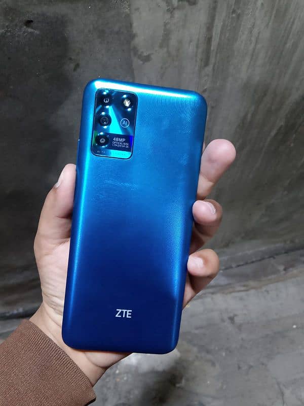 ZTE v30 1