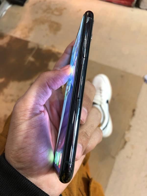 iphone 11 pro 64Gb factry unlocked water packed 3