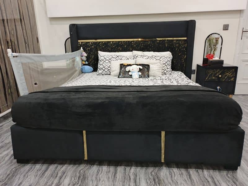 King Size Bed, Dressing and Side Tables 0