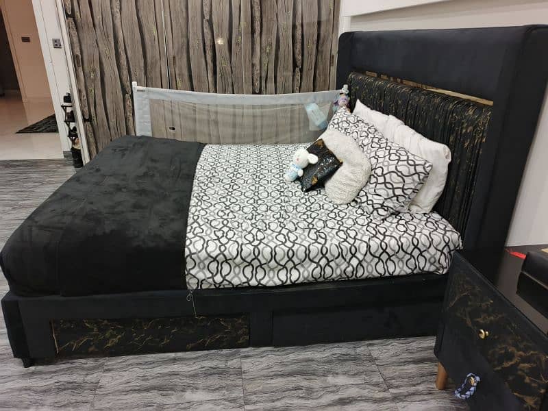 King Size Bed, Dressing and Side Tables 4