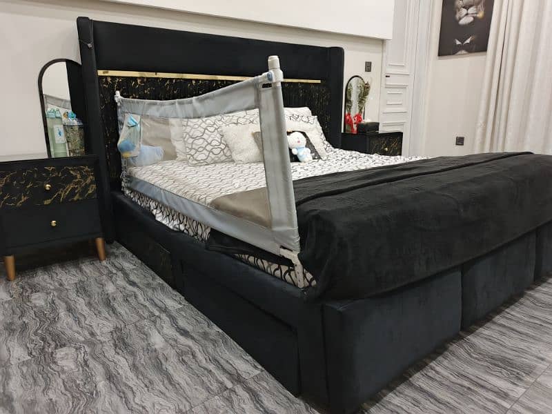 King Size Bed, Dressing and Side Tables 6