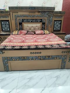 bed dressing and 2 side table quality is good used ni 2 year