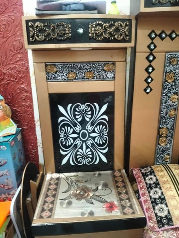 bed dressing and 2 side table quality is good used ni 2 year 1